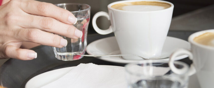 Bicchiere d’acqua: prima o dopo il caffè?